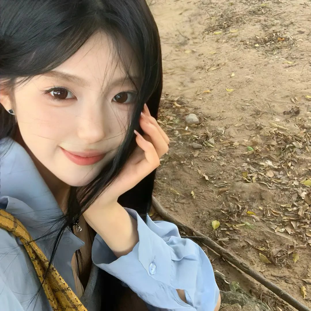 穿条纹衣的男孩